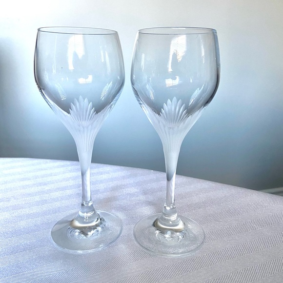 Candide by SCHOTT-ZWIESEL Wine Glasses with “Angel Wing” Etched Pattern 2x - Picture 2 of 9